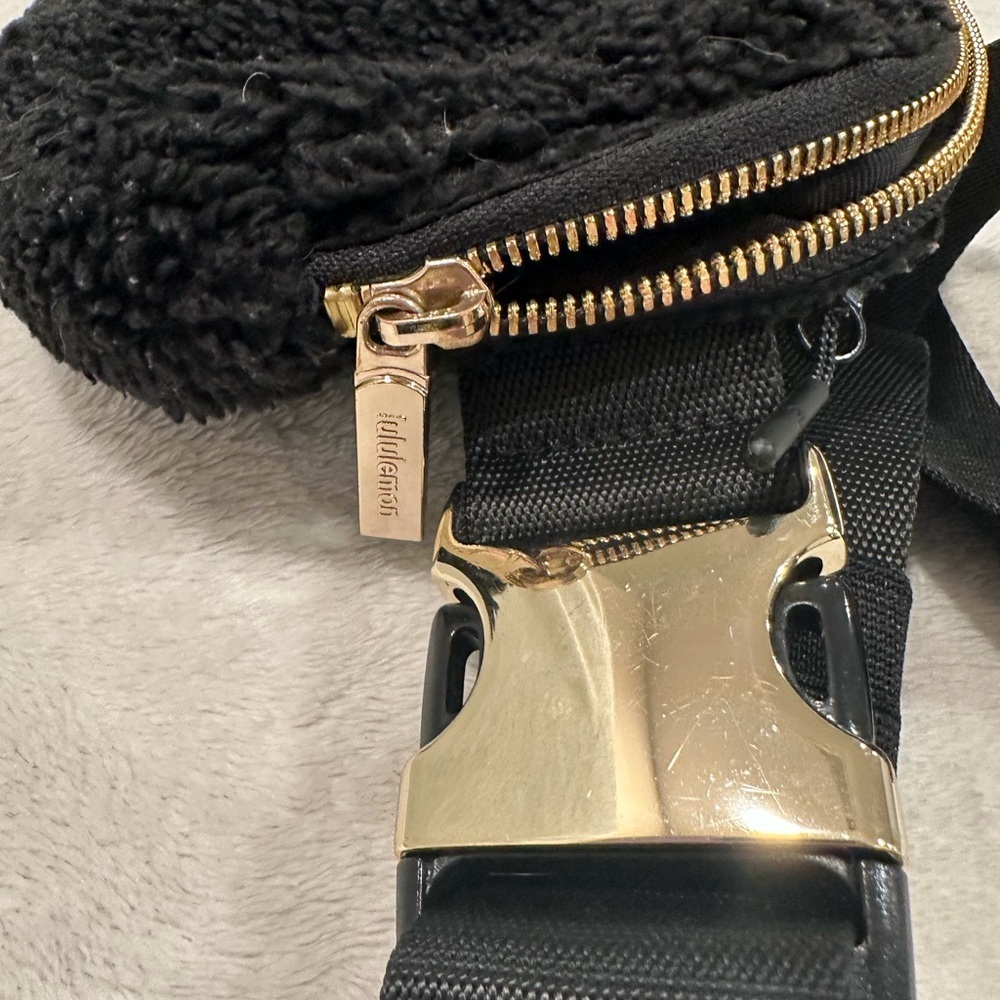 Lululemon Everywhere fleece belt bag gold buckle recycled nylon O/S black - Picture 5 of 9